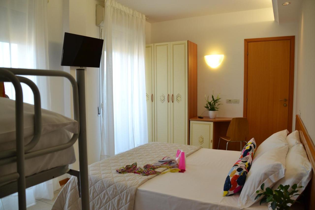 Hotel Apogeo - Breakfast Experience Ріміні Екстер'єр фото